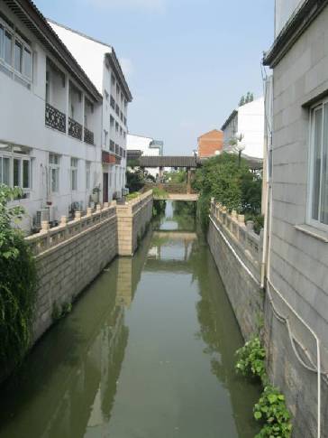 Canals between rows of beautiful houses and offices contribute to Suzhou's claim to being 'heaven on earth.' [Daniel Byrnes/China.org.cn]