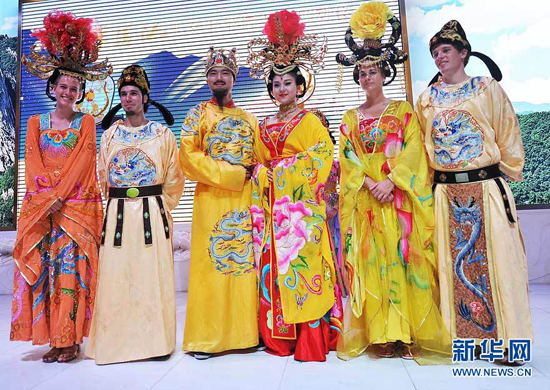 On August 14, in the Shaanxi Pavilion in Shanghai World Expo, foreign visitors experience the 'Grand Tang Dynasty Wedding'. To celebrate traditional Chinese Qixi Festival, Chinese 'Valentine's Day', a series of cultural activities are held in the pavilion. 