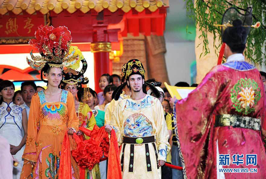 On August 14, in the Shaanxi Pavilion in Shanghai World Expo, foreign visitors experience the 'Grand Tang Dynasty Wedding'. To celebrate traditional Chinese Qixi Festival, Chinese 'Valentine's Day', a series of cultural activities are held in the pavilion. 