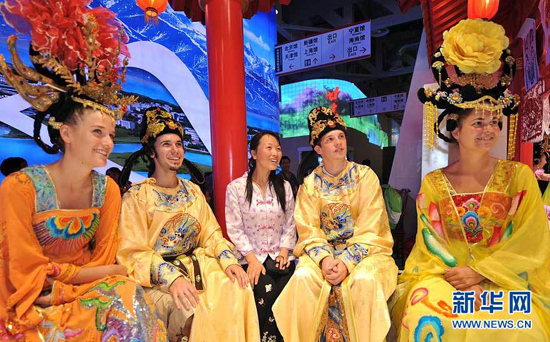 On August 14, in the Shaanxi Pavilion in Shanghai World Expo, foreign visitors experience the 'Grand Tang Dynasty Wedding'. To celebrate traditional Chinese Qixi Festival, Chinese 'Valentine's Day', a series of cultural activities are held in the pavilion. 