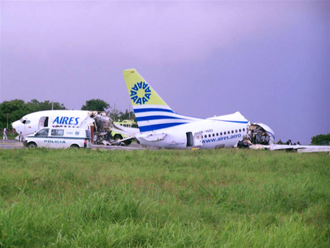 The wreckage of a Colombian passenger plane that crashed at San Andres island airport August 16, 2010. The passenger jet operated by local airline Aires crashed while landing during a storm on the Caribbean island early on Monday, killing one passenger and injuring 114, air force authorities said. The Boeing 737 passenger plane, which was carrying 121 passengers and six crew members, was arriving on the Caribbean resort island when it crashed short of the runway.[Xinhua]