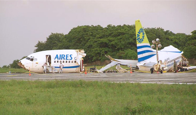 The wreckage of a Colombian passenger plane that crashed at San Andres island airport August 16, 2010. The passenger jet operated by local airline Aires crashed while landing during a storm on the Caribbean island early on Monday, killing one passenger and injuring 114, air force authorities said. The Boeing 737 passenger plane, which was carrying 121 passengers and six crew members, was arriving on the Caribbean resort island when it crashed short of the runway.[Xinhua]