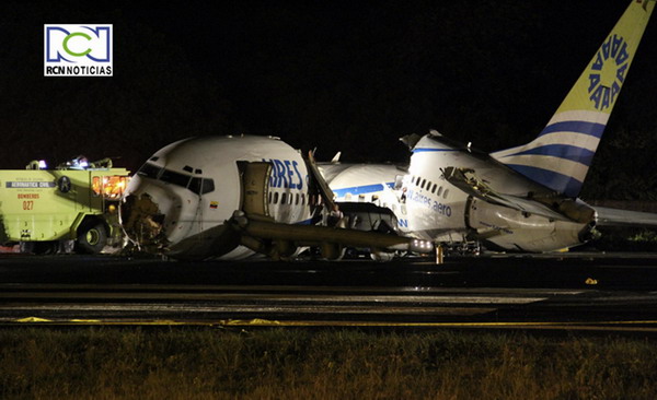 A view shows the wreckage of a Colombian passenger jet that crashed at the airport of San Andres island August 16, 2010. [China Daily/Agencies]