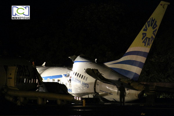 A view shows the wreckage of a Colombian passenger jet that crashed at the airport of San Andres island August 16, 2010. [China Daily/Agencies]