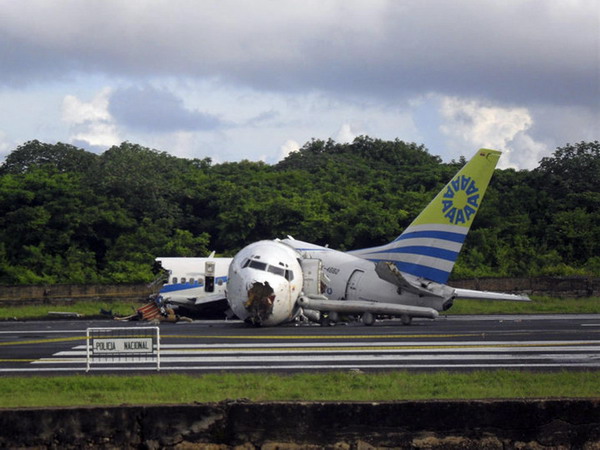 A view shows the wreckage of a Colombian passenger jet that crashed at the airport of San Andres island August 16, 2010. [China Daily/Agencies]