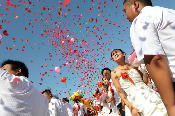 Newlyweds after a group wedding ceremony in Lushan county, Central China&apos;s Henan province, Aug 16, 2010. [Xinhua]