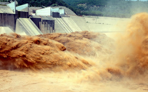 The Xiaolangdi Reservoir on the Yellow River is seen discharging flood and sand in Jiyuan, Central China&apos;s Henan province, August 16, 2010. The operation started on August 11 was to ensure the flood control in the lower reaches of the Yellow River as many tributaries of the river are flooded due to the heavy rains these days. The discharge process is expected to last for one week.[Xinhua]