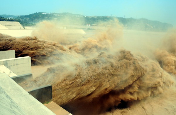 The Xiaolangdi Reservoir on the Yellow River is seen discharging flood and sand in Jiyuan, Central China&apos;s Henan province, August 16, 2010. [Xinhua] 