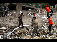 Volunteer workers lay water pipes to ensure local residents’ access to clean drinking water in Zhouqu, Aug 14, 2010. [Xinhua]