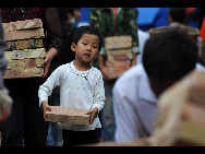 A 4-year-old volunteer is seen in landslide-hit area Zhouqu on August, 13, 2010. [Xinhua]