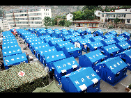 Tents for temporary shelter are built in Zhouqu, August 12, 2010. [Xinhua]