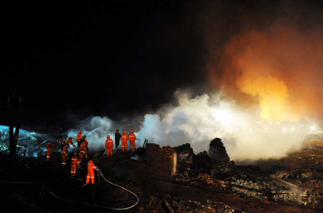 Firemen and rescuers work on the site of a fireworks factory explosion in Yichun of Northeast China&apos;s Heilongjiang province late into the night on August 16, 2010. The blast occurred at 9:45 on Monday morning and has killed 19 and injured 153 with five still missing. [Xinhua]