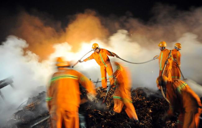 Firemen and rescuers work on the site of a fireworks factory explosion in Yichun of Northeast China&apos;s Heilongjiang province late into the night on August 16, 2010. [Xinhua] 