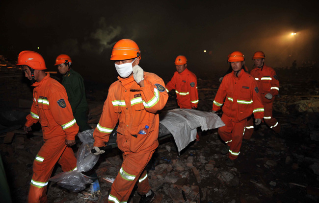 Firemen and rescuers work on the site of a fireworks factory explosion in Yichun of Northeast China&apos;s Heilongjiang province late into the night on August 16, 2010. [Xinhua] 