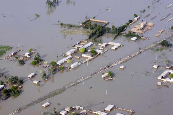 An aerial view of the flooding in Pakistan&apos;s province of Punjab, near the city of Multan, August 15, 2010. Swollen by torrential monsoon rains, major rivers have flooded Pakistan&apos;s mountain valleys and fertile plains, killing up to 1,600 people and leaving two million homeless. [Xinhua/Reuters]