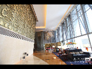 The photo shows inside of the Shangri-la China World Summit Wing Hotel on the top floors of the China World Tower. [news.ifeng.com]