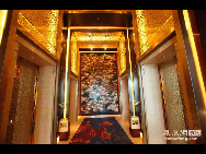 The photo shows inside of the Shangri-la China World Summit Wing Hotel on the top floors of the China World Tower. [news.ifeng.com]