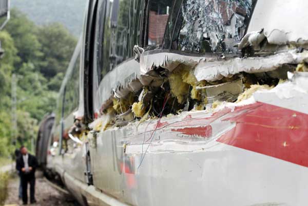 The destroyed and derailed Frankfurt-Paris InterCityExpress (ICE) highspeed train of German railway operator Deutsche Bahn AG is seen after a crash with a garbage truck in Lindenberg near Neustadt an der Weinstrasse, August 17, 2010. Nine passengers were left slightly hurt, one passenger remains seriously injured, and the truck driver escaped unharmed, police said. [Xinhua/Reuters] 