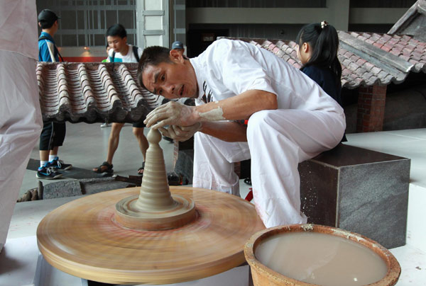 A craftsman demonstrates his pottery making skills at Foshan case pavilion inside Shanghai Expo Park, Aug 17, 2010. Foshan, a city in South China&apos;s Guangdong province, bills itself as the home of Chinese kungfu. [Xinhua] 