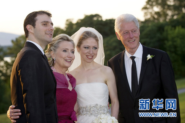 Marc Mezvinsky (L), Secretary of State Hillary Clinton (2nd L), Chelsea Clinton and former President Bill Clinton (R) pose after Chelsea and Marc's wedding ceremony at Astor Court in Rhinebeck, New York July 31, 2010.