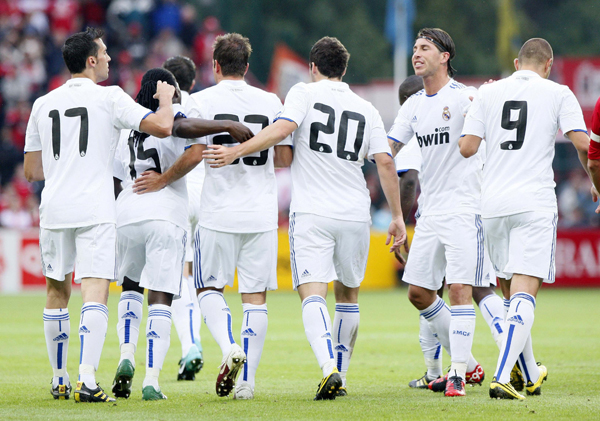 Real Madrid's players celebrate after Rafael Van Der Vaart (3rd L) scored during their friendly soccer match against Standard Liege in Liege August 17, 2010. (Xinhua/Reuters Photo) 