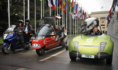 Participators get ready to start their electric vehicles in front of the Palais des Nations in Geneva on August 16, 2010. [Photo:CRI]