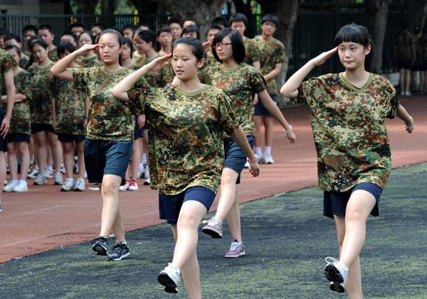 Girls from Nanjing No 13 Senior High School practice the marching form on Aug 17. Several senior high schools in Nanjing, East China&apos;s Jiangsu province are conducting a one-week military training course for freshmen, to help them prepare for future study and life. [Xinhua] 