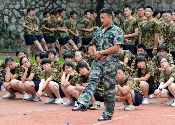 An instructor demonstrates the standard parade step for students at Nanjing No 13 Senior High School on Aug 17. Several senior high schools in Nanjing, East China&apos;s Jiangsu province are conducting a one-week military training course for freshmen, to help them prepare for future study and life. [Xinhua]