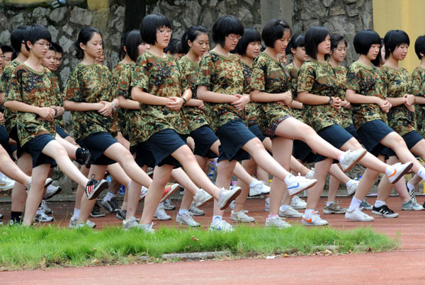 High school freshmen from Nanjing No 13 Senior High School practice parade steps in a military training session on Aug 17. Several senior high schools in Nanjing, East China&apos;s Jiangsu province are conducting a one-week military training course for freshmen, to help them prepare for future study and life. [Xinhua]