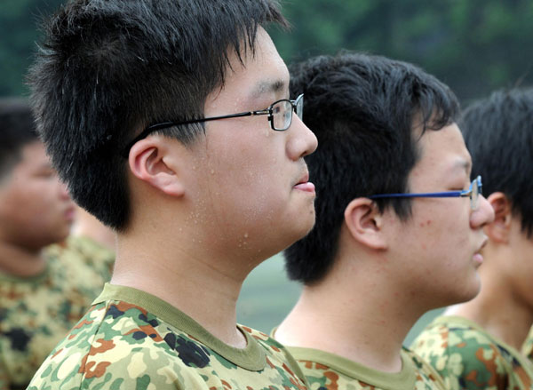 High school freshmen stand at attention in Nanjing on Aug 17. Several senior high schools in Nanjing, East China&apos;s Jiangsu province are conducting a one-week military training course for freshmen, to help them prepare for future study and life. [Xinhua] 