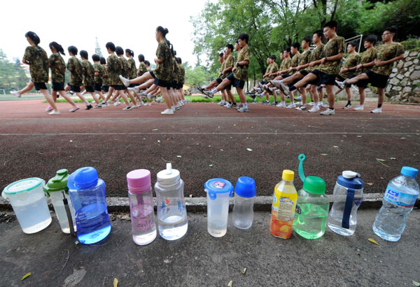 High school freshmen from Nanjing No 13 Senior High School practice parade steps in a military training session on Aug 17. Several senior high schools in Nanjing, East China&apos;s Jiangsu province are conducting a one-week military training course for freshmen, to help them prepare for future study and life. [Xinhua]