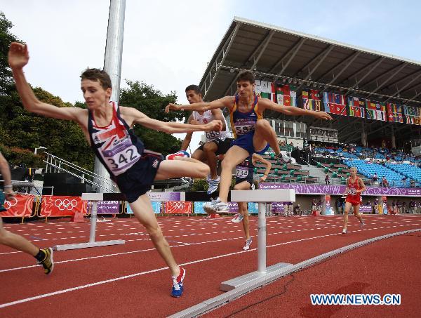 Athletes compete during the boys 2000m steeplechase qualification at Bishan Stadium of the Singapore 2010 Youth Olympic Games in Singapore, August 18, 2010. [Xinhua]