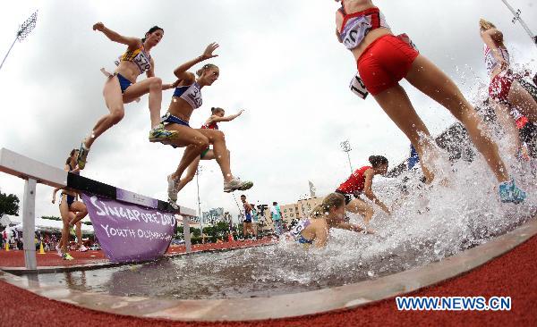 Athletes compete during the girls 2000m steeplechase qualification at Bishan Stadium of the Singapore 2010 Youth Olympic Games in Singapore, August 18, 2010. [Xinhua]