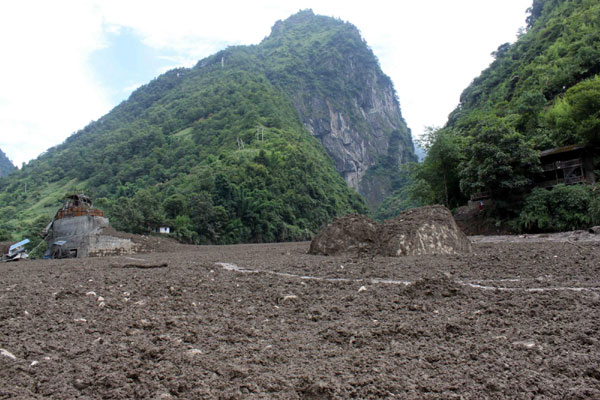 A house is buried by the mudslide which is over 300 meters wide in Yunnan on Aug 18. A rain-triggered mudslide slammed Puladi Township in Southwest China&apos;s Yunnan province about 1:30 am on Wednesday, leaving at least one people dead and 90 others missing. Roads, power supplies and telecommunications were cut off in the remote town. A bridge and parts of roads were destroyed. Rescue soldiers have been sent to the area, the Yunnan Provincial Emergency Response Office said. [Xinhua]