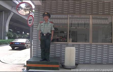 A sentinel stands guard in sweltering heat, with a big block of ice beside him to help keep cool. In Hanghzou, Zhejiang Province, temperatures at noon has not fallen below 38 degrees in the past few weeks. The Zhejiang Armed Police decided to put big blocks of ice next to each sentinel as they stood guard. The guards, many of whom had suffered heat strokes, are often on duty outdoors for more than two hours at a time. [Blog.sina.com.cn]