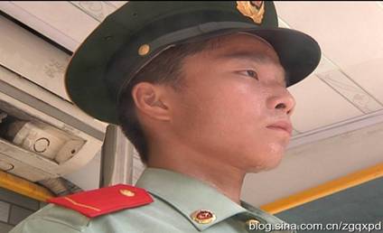 Sweat drips down a sentinel&apos;ss face as he stands on duty in sweltering heat. [Blog.sina.com.cn]