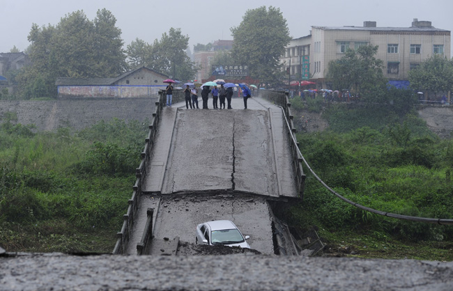Photo taken on Aug. 19, 2010 shows a collapsed bridge triggered by heavy rain in Huaiyuan Township in Chengdu City, capital of southwest China&apos;s Sichuan Province, Aug. 19, 2010. [Xinhua]