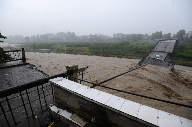 Photo taken on Aug. 19, 2010 shows a collapsed bridge triggered by heavy rain in Huaiyuan Township in Chengdu City, capital of southwest China&apos;s Sichuan Province, Aug. 19, 2010. [Xinhua]