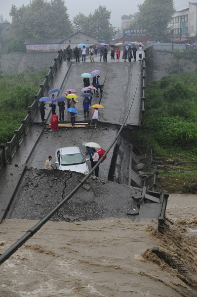 Photo taken on Aug. 19, 2010 shows a collapsed bridge triggered by heavy rain in Huaiyuan Township in Chengdu City, capital of southwest China&apos;s Sichuan Province, Aug. 19, 2010. [Xinhua]