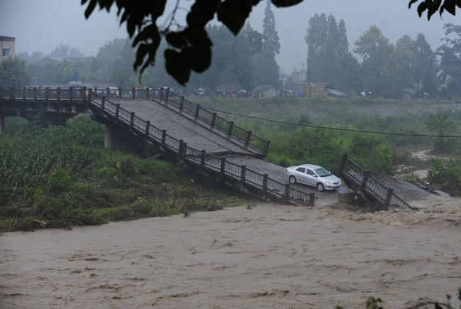 Photo taken on Aug. 19, 2010 shows a collapsed bridge triggered by heavy rain in Huaiyuan Township in Chengdu City, capital of southwest China&apos;s Sichuan Province, Aug. 19, 2010. [Xinhua]