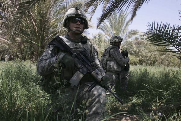 U.S soldiers take up position during a patrol in Kerbala, 80 km south of Baghdad July 17, 2010. [Xinhua]