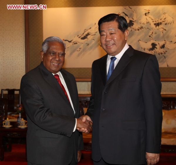 Jia Qinglin (R), chairman of the National Committee of the Chinese People's Political Consultative Conference, meets with Singaporean President S. R. Nathan in Beijing, capital of China, Aug. 18, 2010.[Liu Weibing/Xinhua]