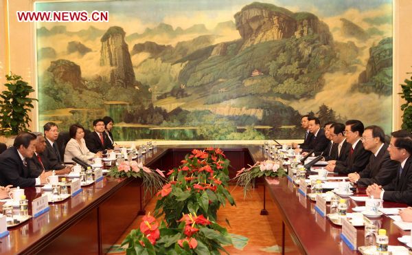 Chinese President Hu Jintao (3rd R) holds talks with Singaporean President S. R. Nathan (2nd L) in Beijing, capital of China, Aug. 18, 2010. [Ma Zhancheng/Xinhua]