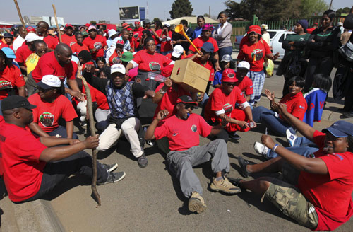 South African state workers seeking higher wages take part in a strike outside the Natalspruit hospital, east of Johannesburg, August 18, 2010. [Agencies]