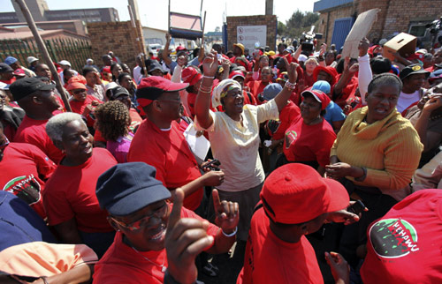 South African state workers seeking higher wages take part in a strike outside the Natalspruit hospital, east of Johannesburg, August 18, 2010. [Agencies]