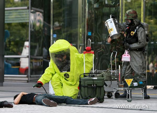 An anti-terror exercise against chemical weapon attacks is held at the Coex in Seoul, South Korea, Aug. 18, 2010. The exercise was part of the ongoing South Korea-U.S. joint military drills codenamed &apos;Ulchi Freedom Guardian&apos;. [Park Jin-hee/Xinhua]