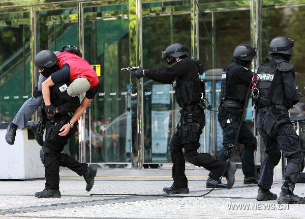 An anti-terror exercise against chemical weapon attacks is held at the Coex in Seoul, South Korea, Aug. 18, 2010. The exercise was part of the ongoing South Korea-U.S. joint military drills codenamed &apos;Ulchi Freedom Guardian&apos;.[Park Jin-hee/Xinhua]