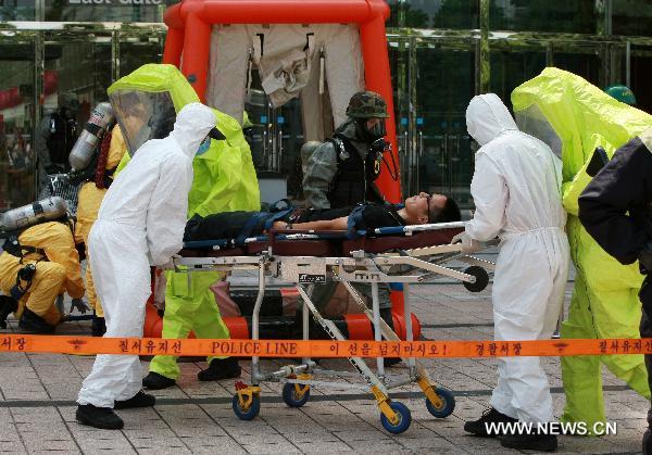 An anti-terror exercise against chemical weapon attacks is held at the Coex in Seoul, South Korea, Aug. 18, 2010. The exercise was part of the ongoing South Korea-U.S. joint military drills codenamed &apos;Ulchi Freedom Guardian&apos;. [Park Jin-hee/Xinhua]