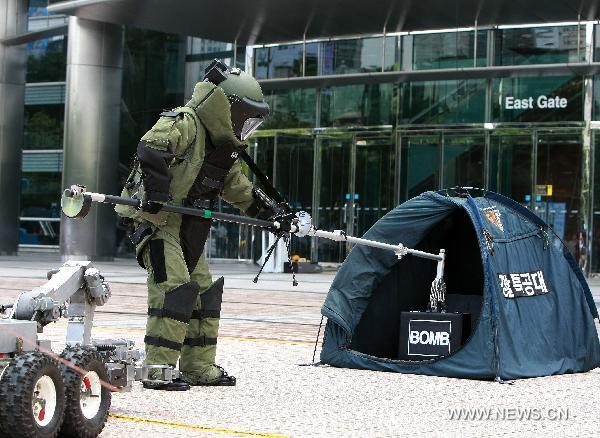 An anti-terror exercise against chemical weapon attacks is held at the Coex in Seoul, South Korea, Aug. 18, 2010. The exercise was part of the ongoing South Korea-U.S. joint military drills codenamed &apos;Ulchi Freedom Guardian&apos;. [Park Jin-hee/Xinhua]