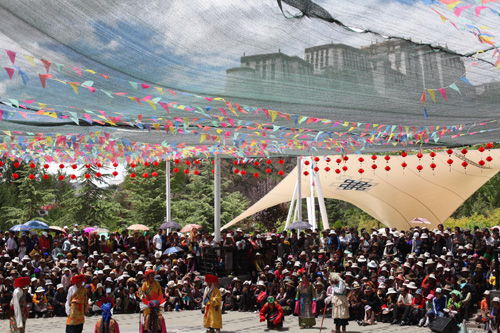 Tibetan Opera players perform for the public at Zongjiaolukang Park in Lhasa Aug 12, 2010. Visitors remain numerous on the third day of the Shoton Festival. Zhang Tao / China Daily 